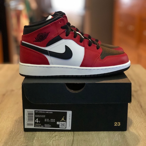 Air Jordan 1 Mid GS Chicago Black Toe 554725-069 Air Jordan 1 Mid GS Chicago Black Toe 554725-069